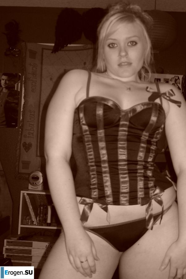 Appetizing blonde with lush hips took off her dress. Slide 1