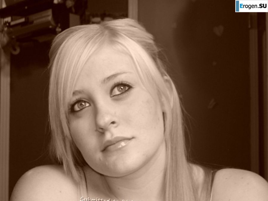 Appetizing blonde with lush hips took off her dress. Slide 11