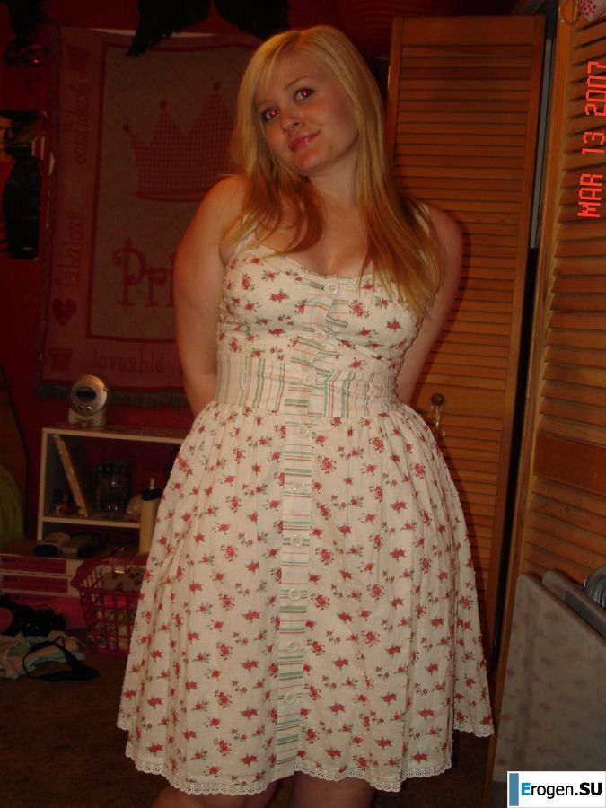 Appetizing blonde with lush hips took off her dress. Slide 13