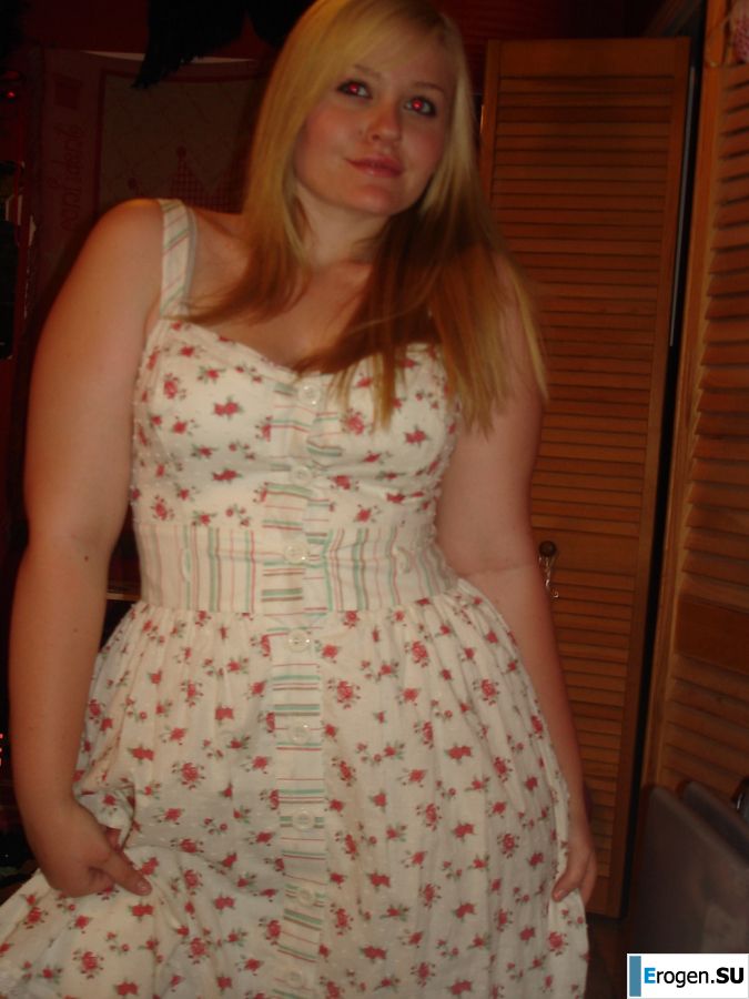 Appetizing blonde with lush hips took off her dress. Slide 14