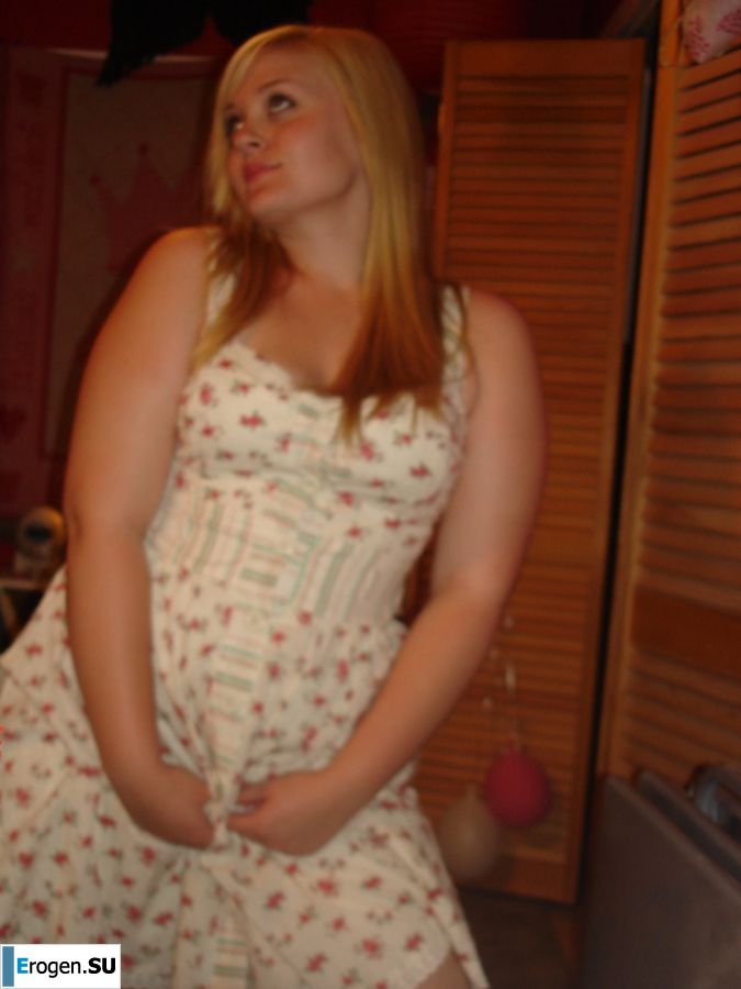 Appetizing blonde with lush hips took off her dress. Slide 15