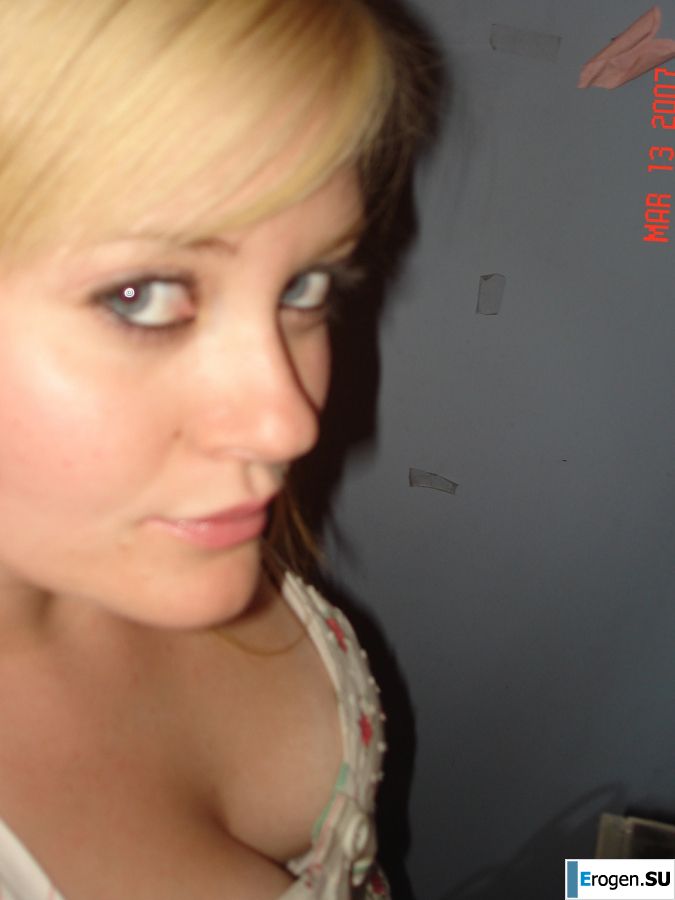 Appetizing blonde with lush hips took off her dress. Slide 17