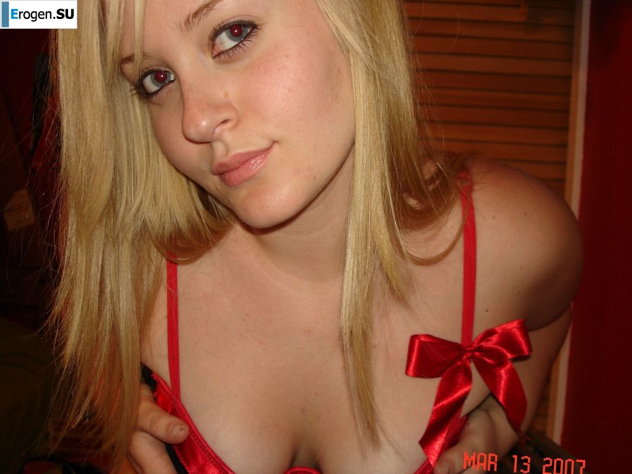 Appetizing blonde with lush hips took off her dress. Slide 32