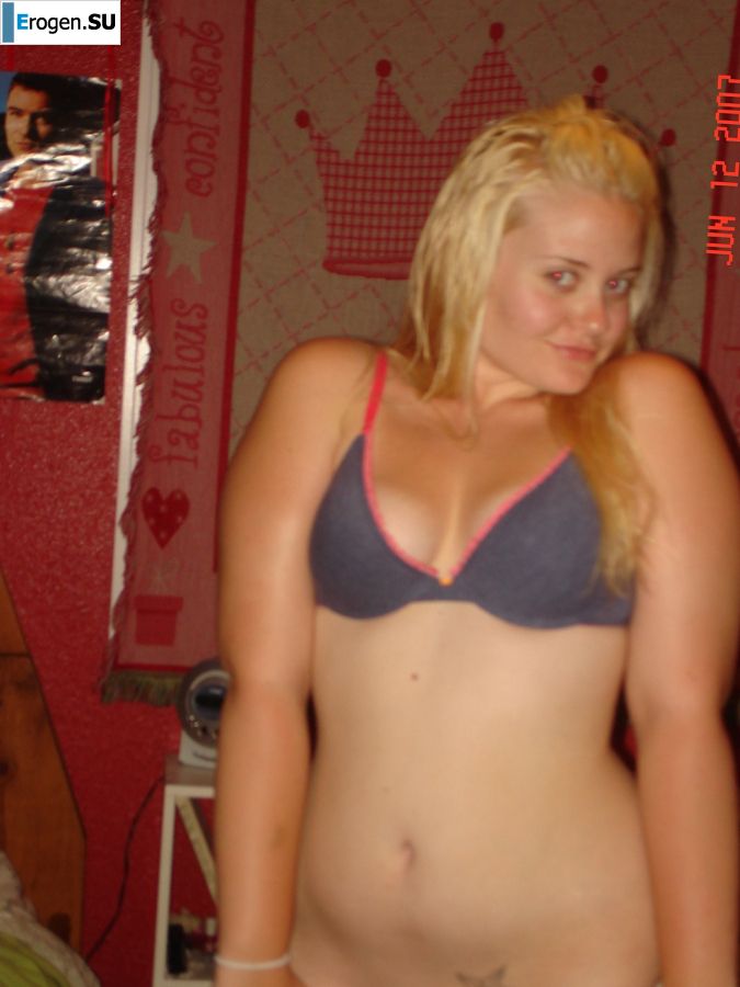 Appetizing blonde with lush hips took off her dress. Slide 43