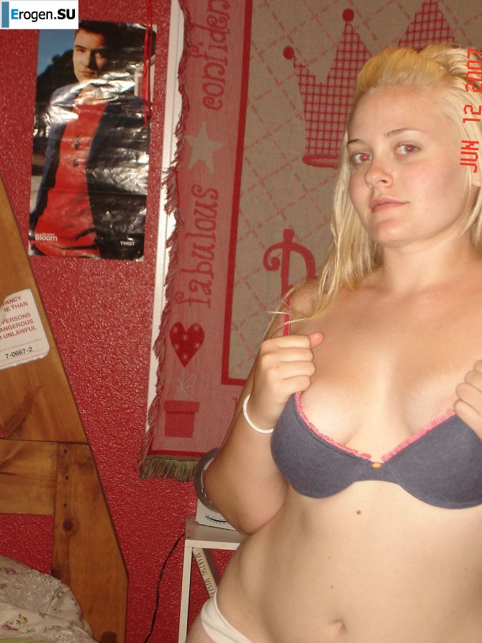 Appetizing blonde with lush hips took off her dress. Slide 44