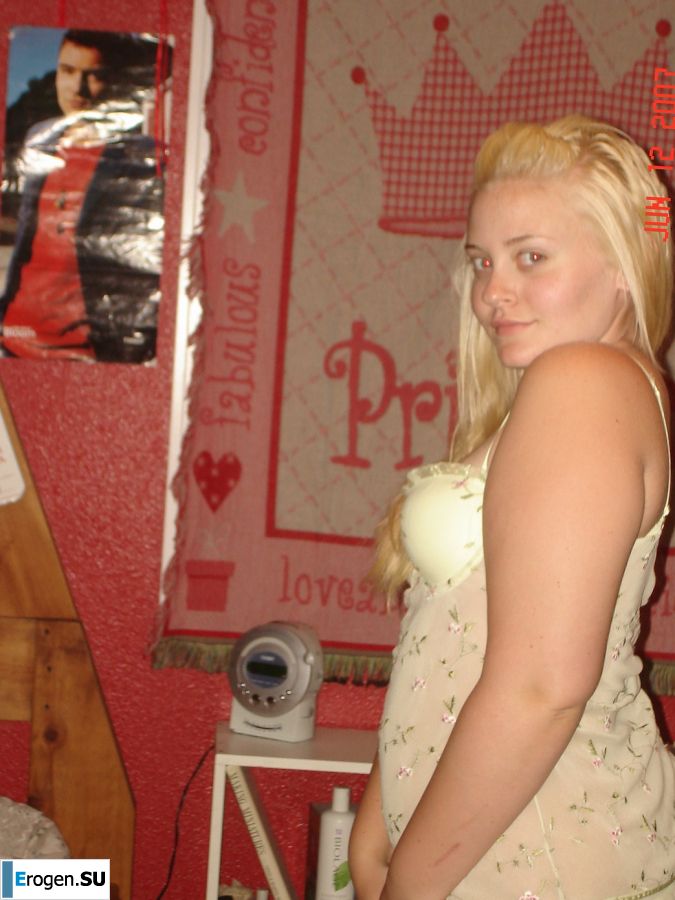 Appetizing blonde with lush hips took off her dress. Slide 46