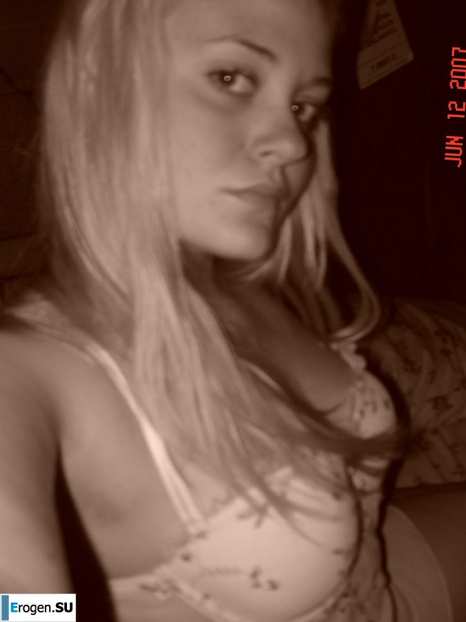 Appetizing blonde with lush hips took off her dress. Slide 50