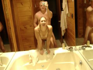 Chick spreads her legs and becomes cancer in the bath in front of her boyfriend. Thumbnail 3