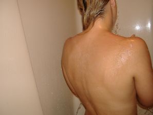 Chick spreads her legs and becomes cancer in the bath in front of her boyfriend. Thumbnail 9