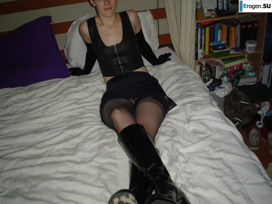 A red-haired student with glasses spread her legs in lace stockings and showed a pussy. Part 2. Slide 25