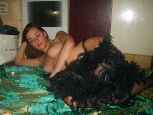 A luxurious lady in green dances striptease right in the kitchen. Thumbnail 11