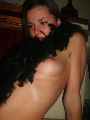 A luxurious lady in green dances striptease right in the kitchen. Thumbnail 17