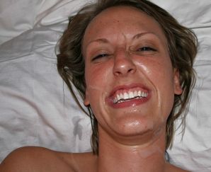 The young wife undressed and showed her fluffy and small tits. Thumbnail 24