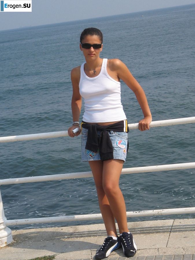 Seductive Latina poses naked on vacation in front of a guy. Part 3. Slide 22