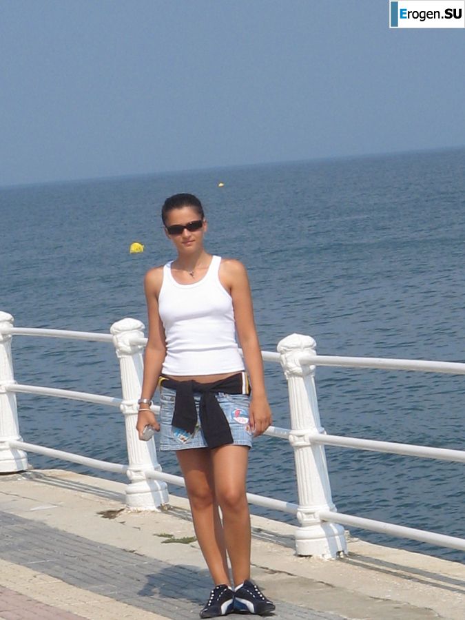 Seductive Latina poses naked on vacation in front of a guy. Part 3. Slide 23