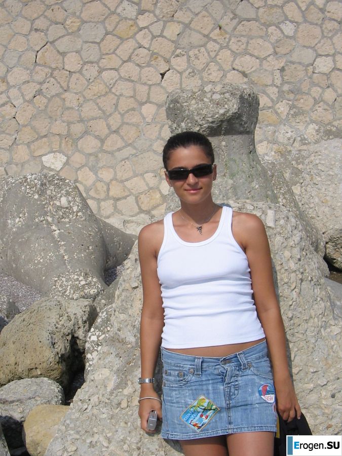 Seductive Latina poses naked on vacation in front of a guy. Part 3. Slide 24