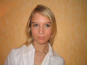 A young blonde in stockings spreads her legs on the sofa. Thumbnail 16