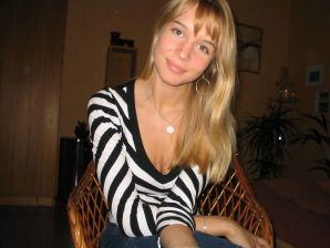 A young blonde in stockings spreads her legs on the sofa. Thumbnail 2