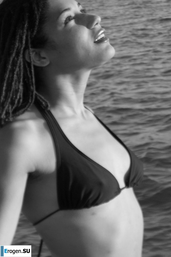 Sexy mulatto with neat breasts bared her ass. Slide 17