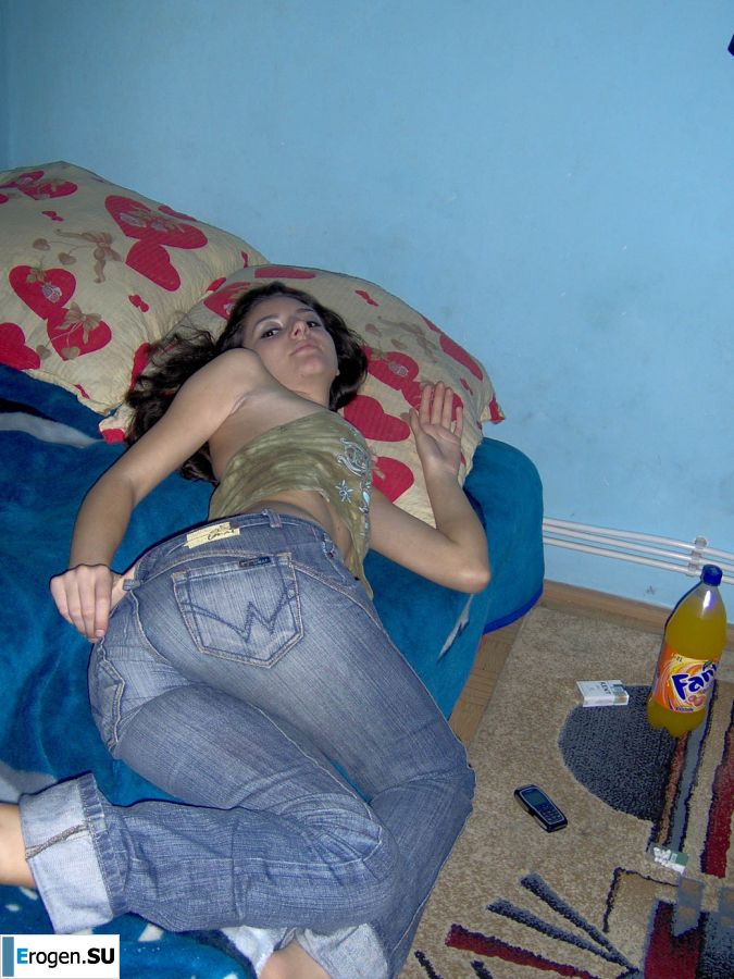 Charming chernovlaska makes a boner to her boyfriend. Slide 15