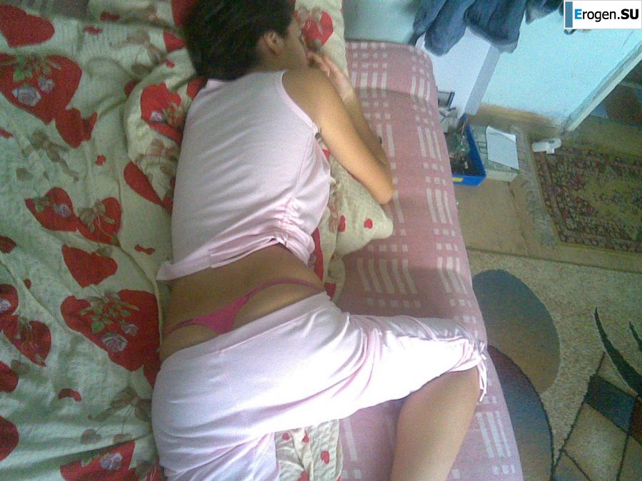 Charming chernovlaska makes a boner to her boyfriend. Slide 2