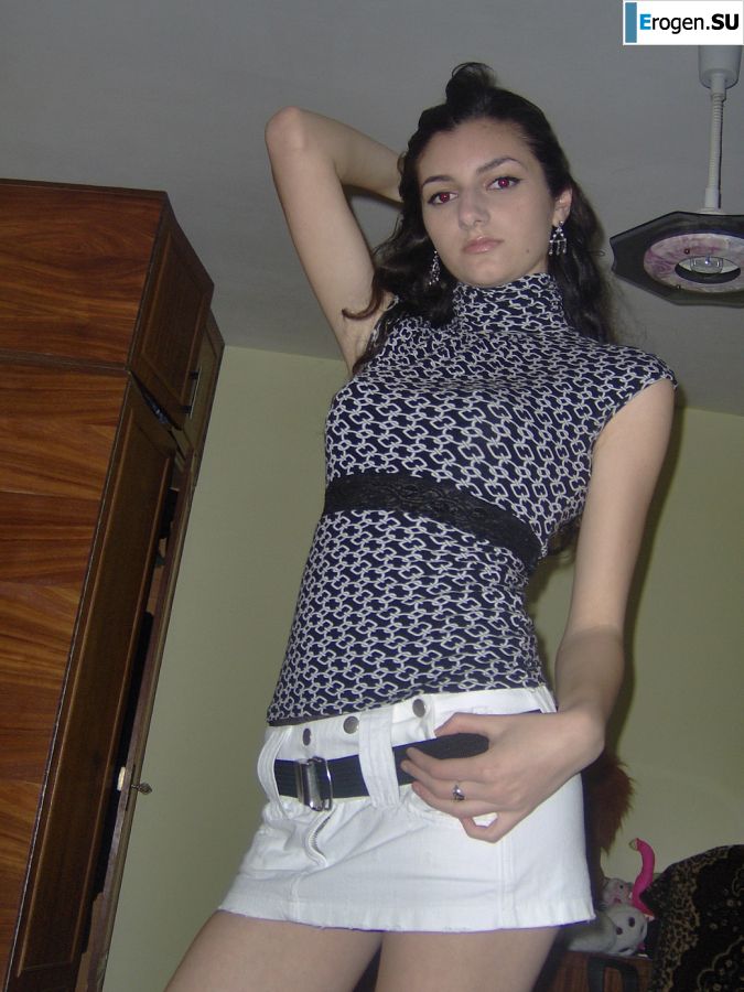 Charming chernovlaska makes a boner to her boyfriend. Slide 32