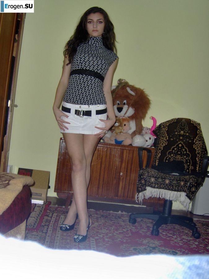 Charming chernovlaska makes a boner to her boyfriend. Slide 34