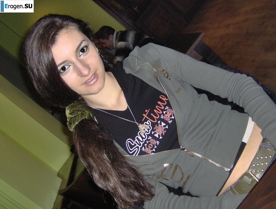 Charming chernovlaska makes a boner to her boyfriend. Slide 8