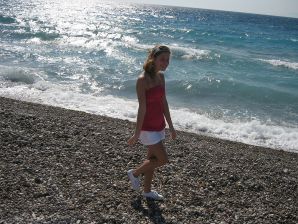 A girl has fun with a guy on vacation - shows her ass and chest. Thumbnail 21