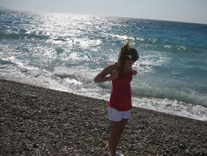 A girl has fun with a guy on vacation - shows her ass and chest. Thumbnail 22
