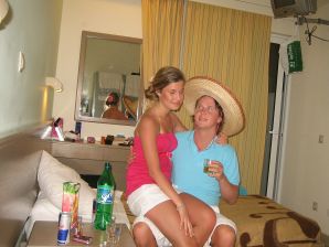 A girl has fun with a guy on vacation - shows her ass and chest. Thumbnail 30