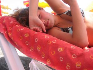 A girl has fun with a guy on vacation - shows her ass and chest. Thumbnail 31