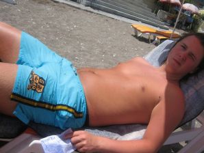 A girl has fun with a guy on vacation - shows her ass and chest. Thumbnail 33