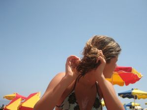 A girl has fun with a guy on vacation - shows her ass and chest. Thumbnail 34