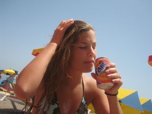 A girl has fun with a guy on vacation - shows her ass and chest. Thumbnail 35