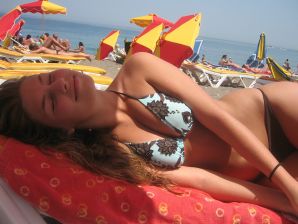 A girl has fun with a guy on vacation - shows her ass and chest. Thumbnail 36