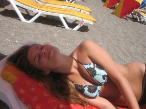 A girl has fun with a guy on vacation - shows her ass and chest. Thumbnail 37