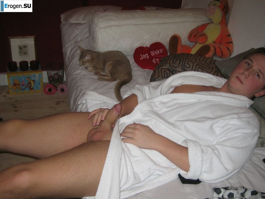 Girl having fun with a guy on vacation - shows her ass and chest. Part 2. Slide 3