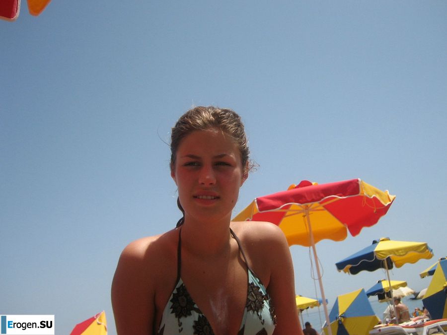 Girl having fun with a guy on vacation - shows her ass and chest. Part 2. Slide 32