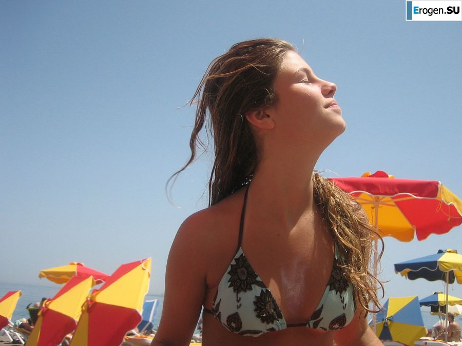 Girl having fun with a guy on vacation - shows her ass and chest. Part 2. Slide 34