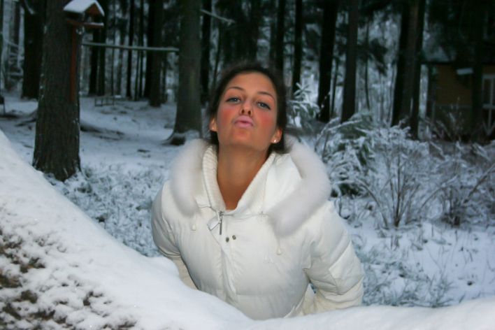 Isabella in Exhibitionist. Thumbnail 16