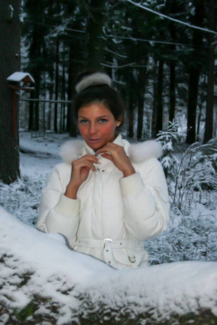 Isabella in Exhibitionist. Thumbnail 18