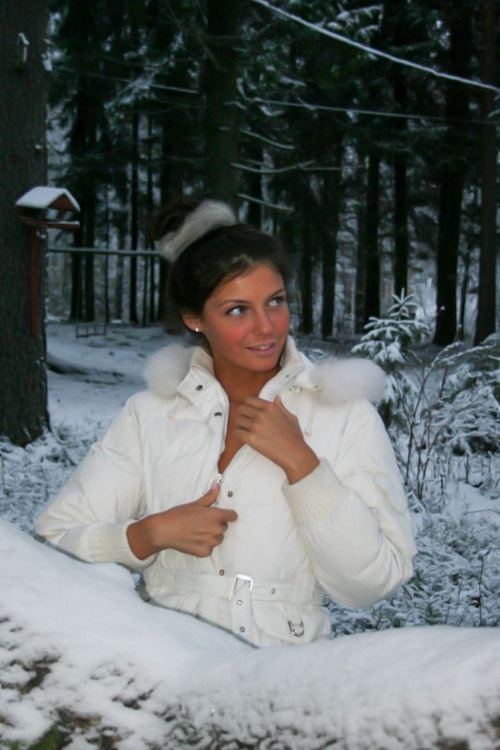 Isabella in Exhibitionist. Thumbnail 20