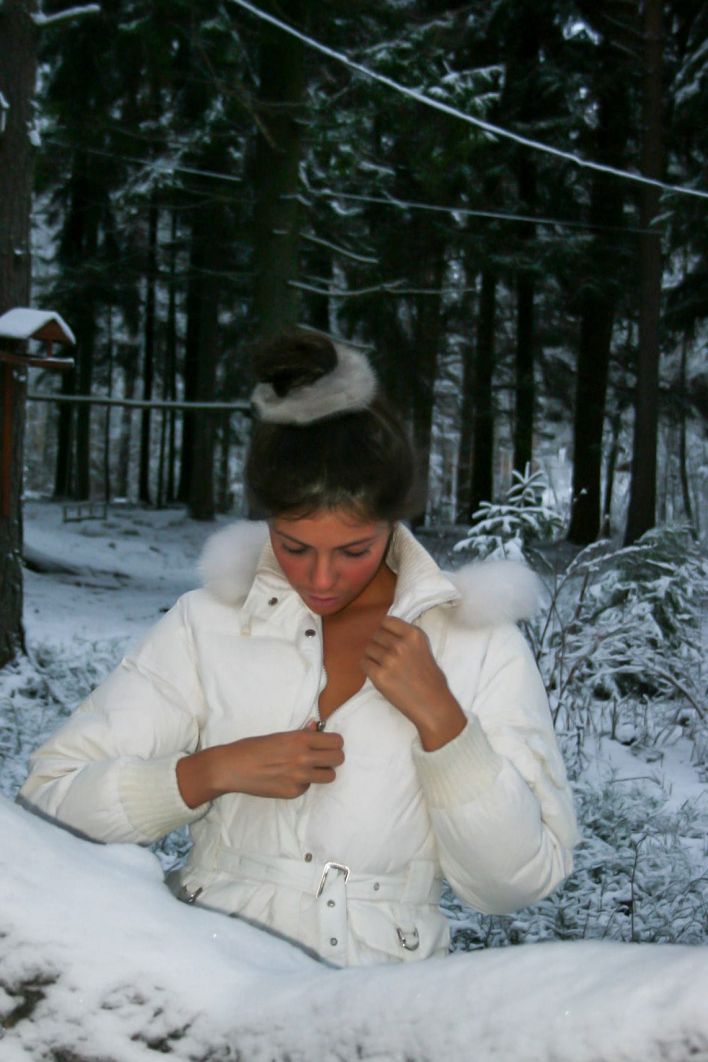 Isabella in Exhibitionist. Thumbnail 21