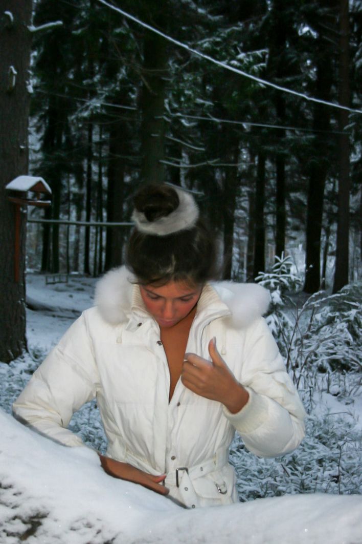 Isabella in Exhibitionist. Thumbnail 22