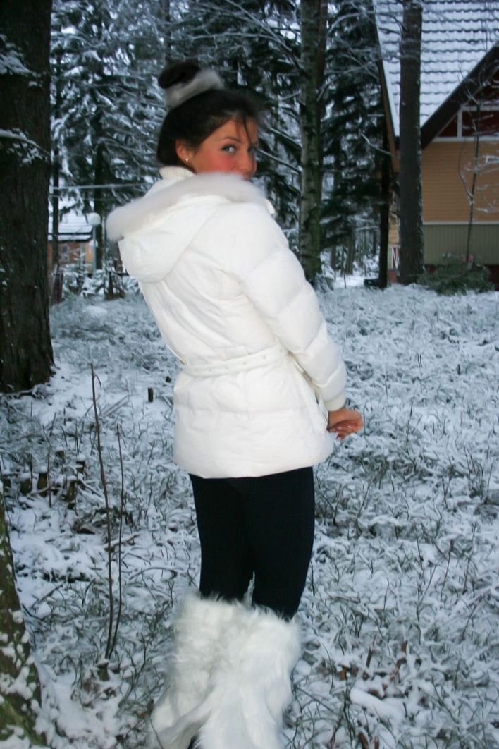 Isabella in Exhibitionist. Thumbnail 45