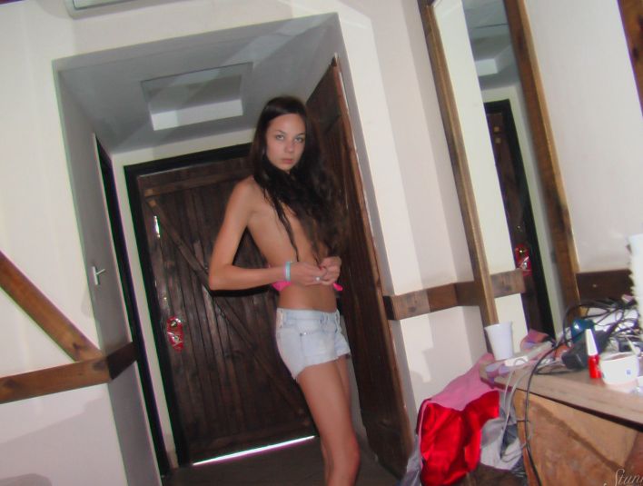 Julia P in Bedroom Undressing. Миниатюра 1