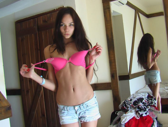 Julia P in Bedroom Undressing. Миниатюра 8