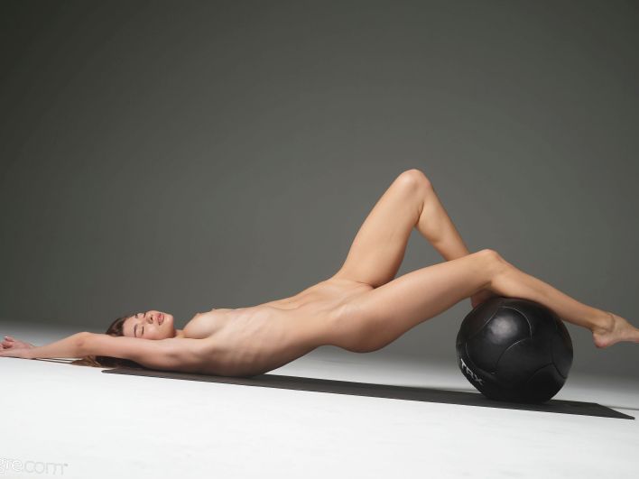 Anna L in Naked Fitness. Миниатюра 19