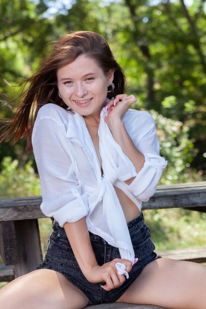 Skye Bloom in Denim Shorts. Миниатюра 9